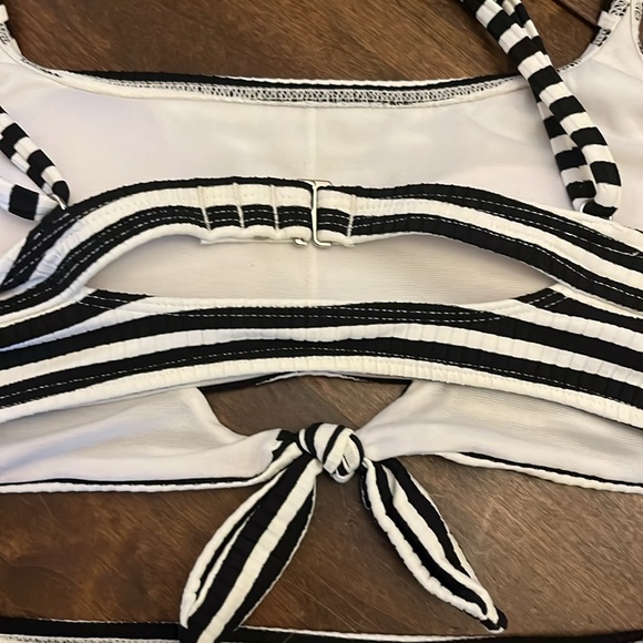 Black and white bikini - Picture 6 of 10